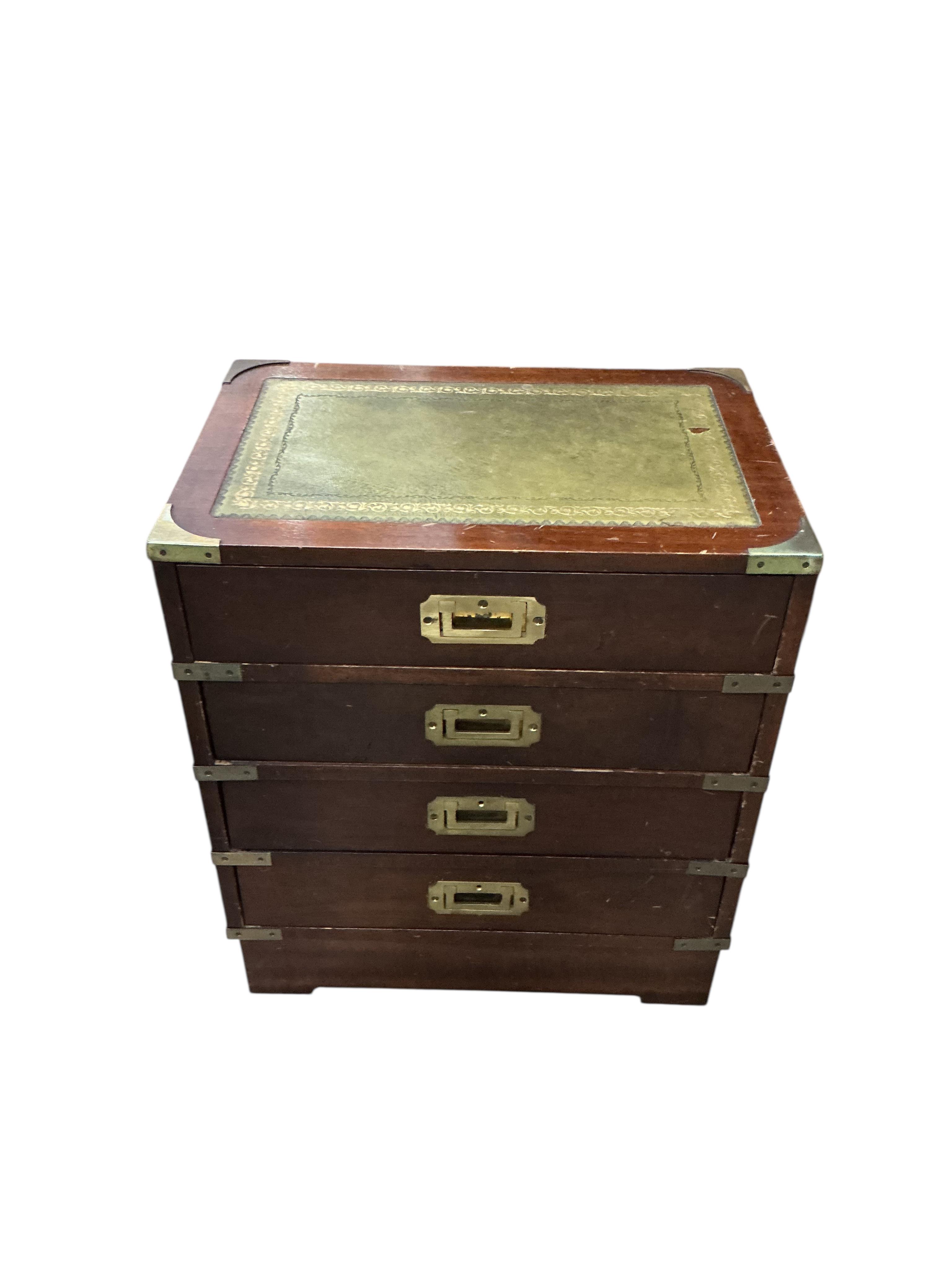 A reproduction military style brass mounted rectangular mahogany display table with hinged glazed top, width 99cm, depth 59cm, height 47cm together with a pair of similar bedside chests